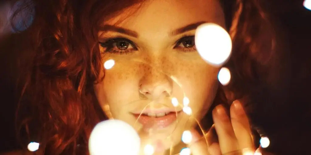 uma pessoa refletindo sobre sua personalidade