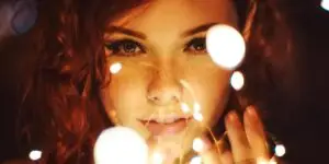 uma pessoa refletindo sobre sua personalidade