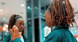 Pessoa refletindo sobre sua personalidade com a ajuda de um teste psicológico